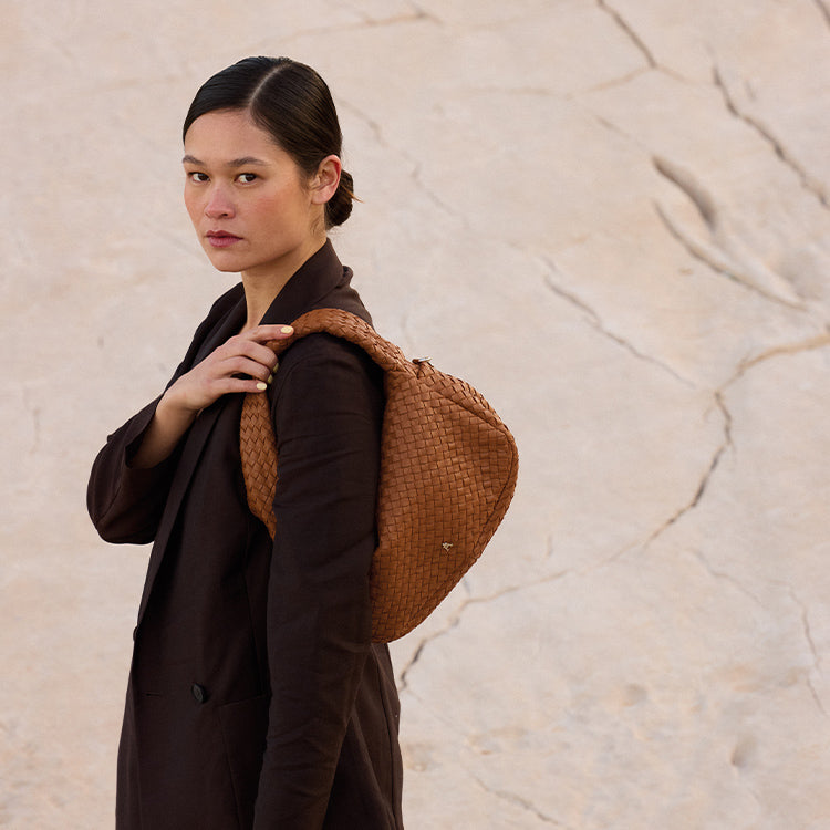 Bolso Globo Trenzado Negro SS25