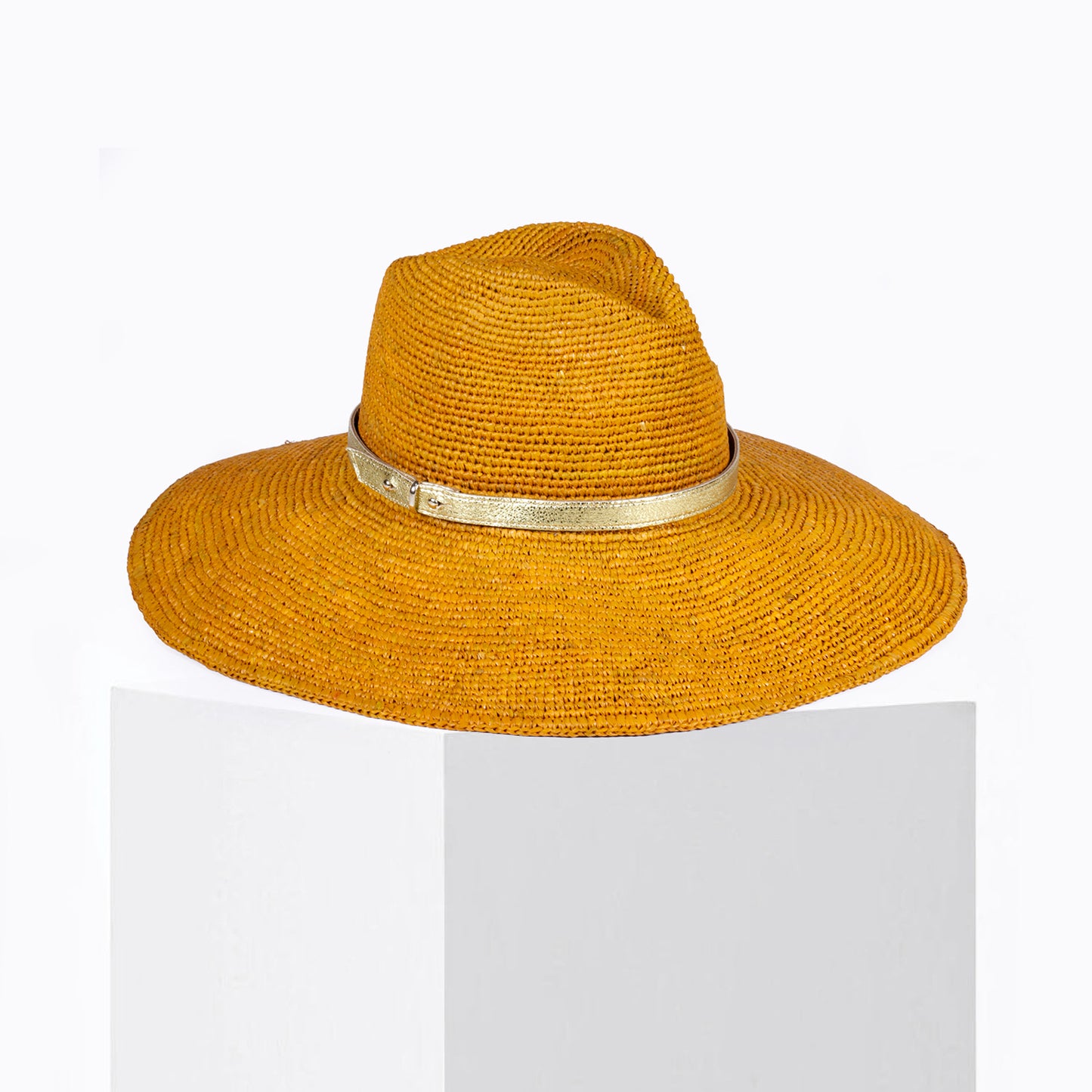 Sombrero Fedora de rafia dorado