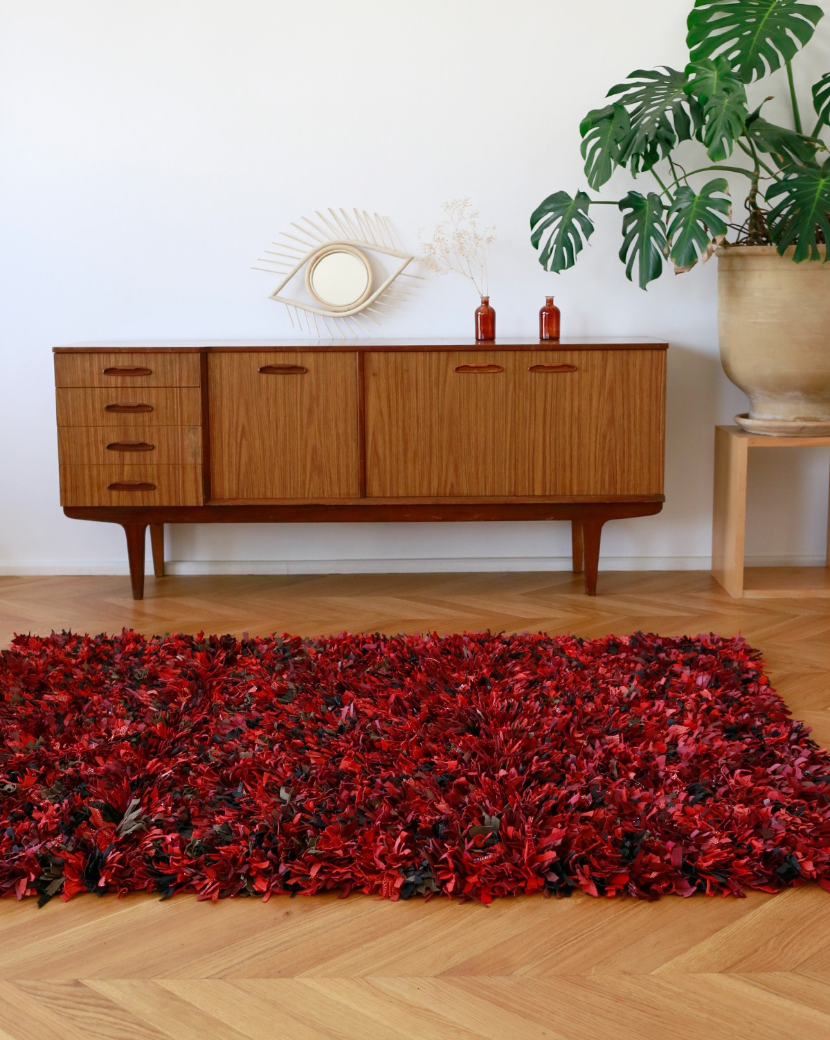 Tapis with Red and Black
